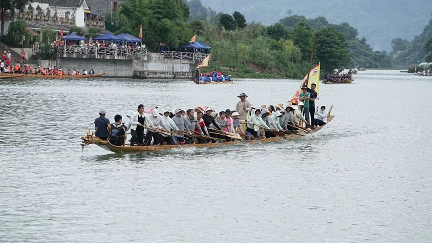 “龍舟游江”活動現(xiàn)場。申逸愷、李銘亨攝