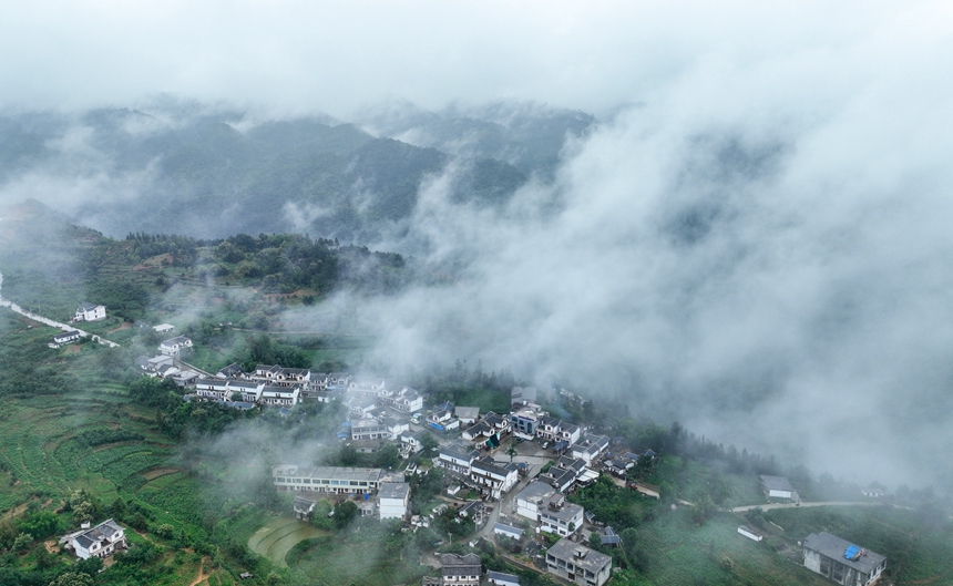 2024年6月9日，貴州省畢節(jié)赫章縣平山鎮(zhèn)中寨社區(qū)云霧繚繞。