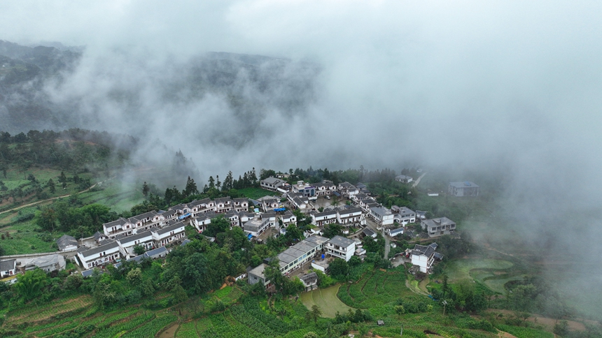 2024年6月9日，貴州省畢節(jié)赫章縣平山鎮(zhèn)中寨社區(qū)云霧繚繞。