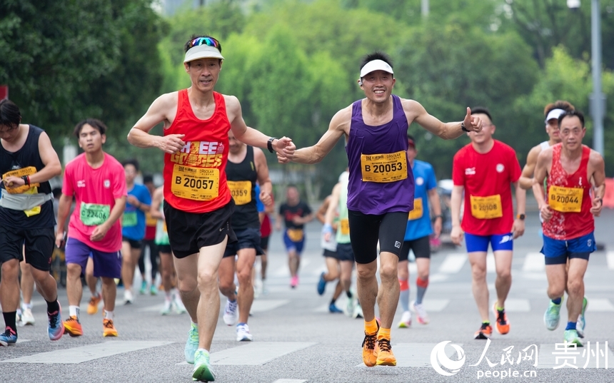 參賽選手在賽道上全力奔跑。人民網(wǎng)記者 高華攝