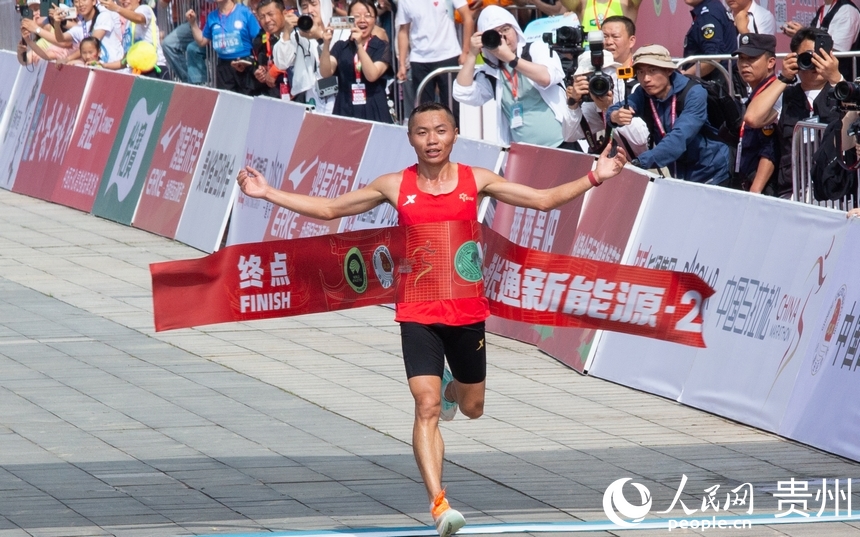 貴州選手岑萬江獲得2024貴陽馬拉松賽男子組全馬冠軍。人民網(wǎng)記者 高華攝