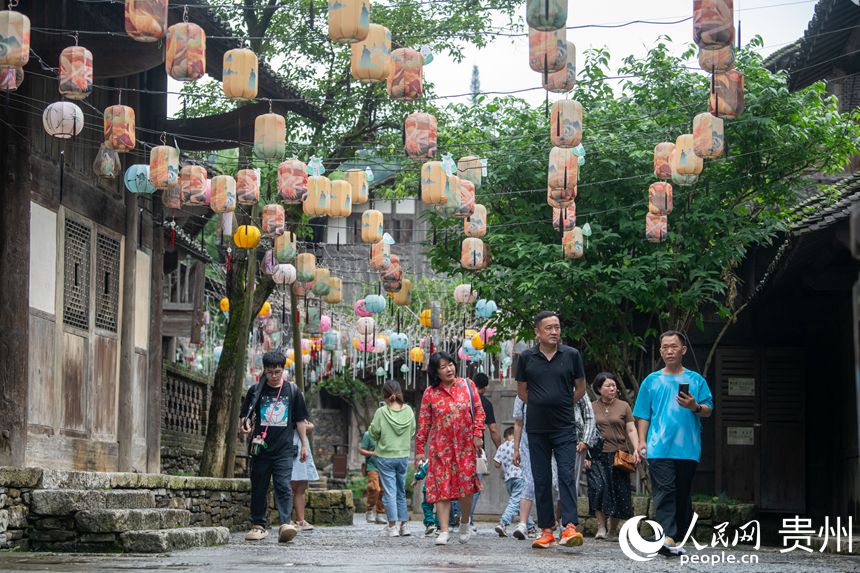 6月24日，游客在烏江寨景區(qū)游覽，領(lǐng)略“貴州版的江南水鄉(xiāng)”。人民網(wǎng)記者 翁奇羽攝