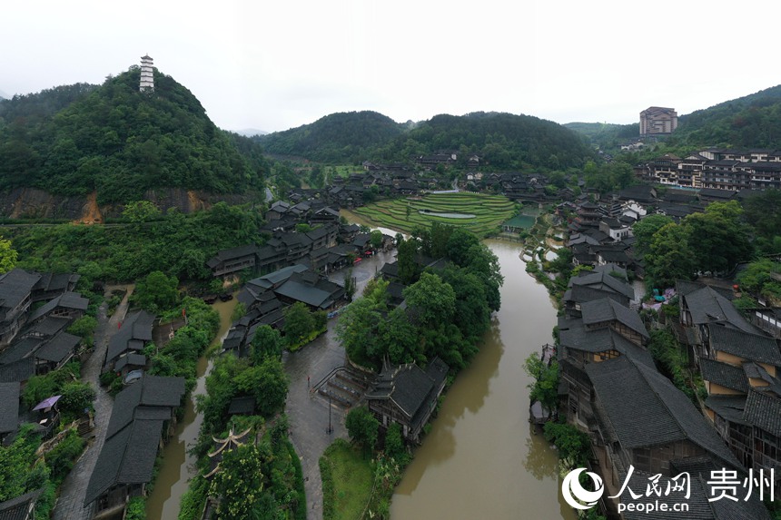 6月24日，雨后的烏江寨景區(qū)山水寧靜，宛如水墨畫。人民網(wǎng)記者 翁奇羽攝