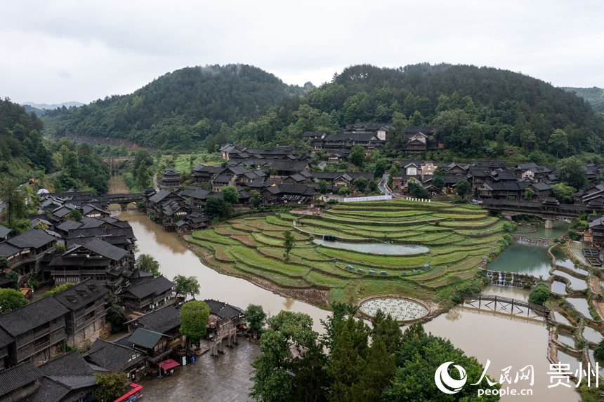 6月24日，雨后的烏江寨景區(qū)山水寧靜，宛如水墨畫。人民網(wǎng)記者 翁奇羽攝