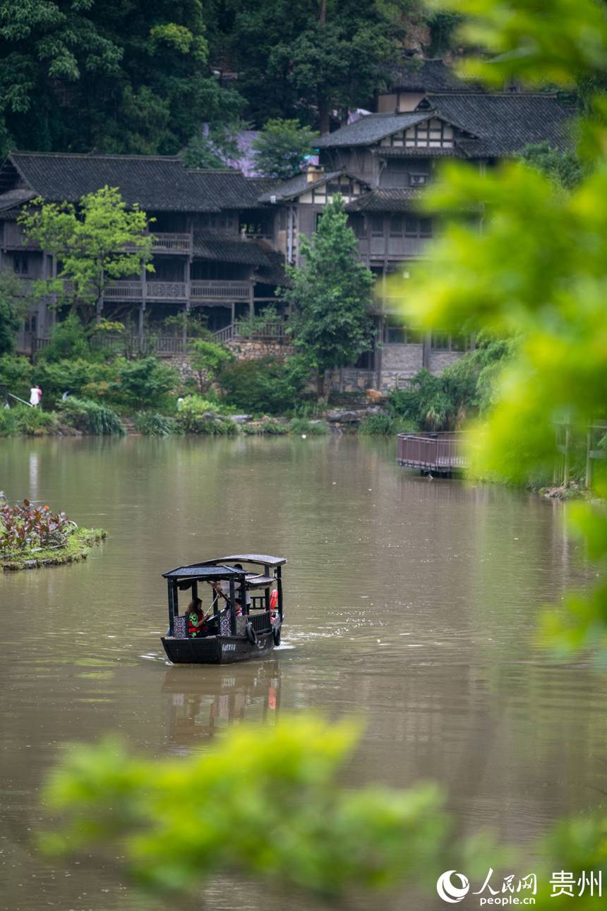 6月24日，雨后的烏江寨景區(qū)山水寧靜，宛如水墨畫。人民網(wǎng)記者 翁奇羽攝