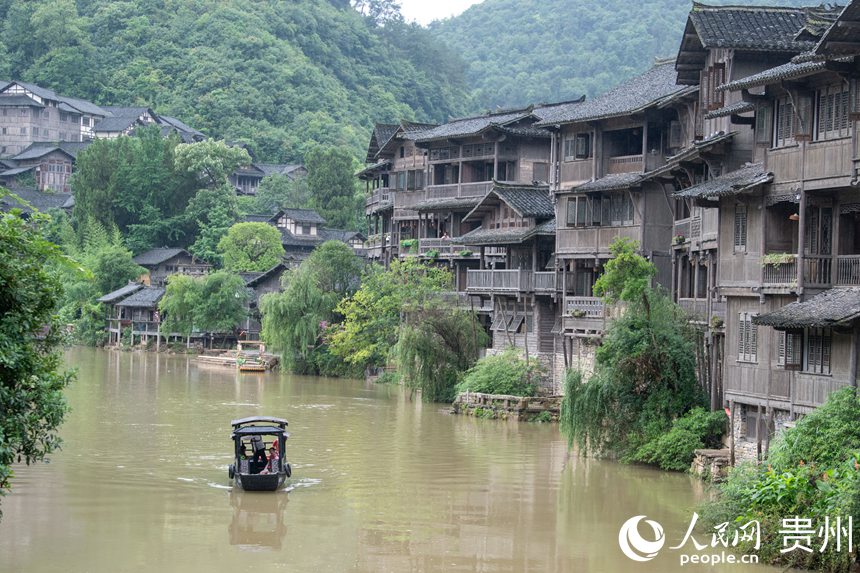 6月24日，雨后的烏江寨景區(qū)山水寧?kù)o，宛如水墨畫。人民網(wǎng)記者 翁奇羽攝