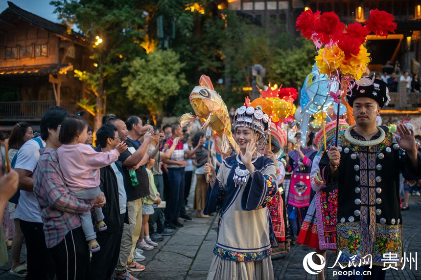 6月24日，在烏江寨景區(qū)，傳統(tǒng)民俗表演吸引眾多游客駐足觀賞。人民網(wǎng)記者 翁奇羽攝