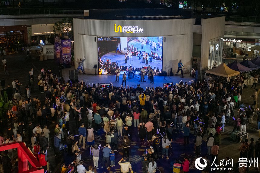 6月26日晚，貴陽(yáng)市觀山湖路邊音樂(lè)會(huì)吸引不少市民游客駐足欣賞，感受音樂(lè)魅力。人民網(wǎng)記者 翁奇羽攝 