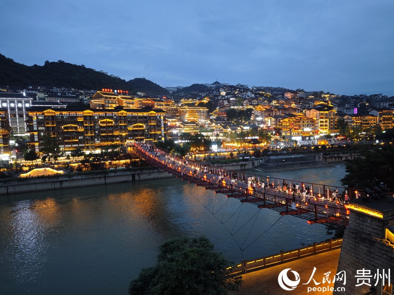 茅臺(tái)鎮(zhèn)夜景。人民網(wǎng) 龍章榆 攝