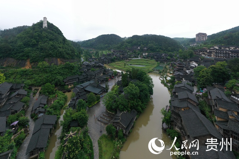 雨后的烏江寨景區(qū)山水寧靜，宛如水墨畫。人民網(wǎng)記者 翁奇羽攝