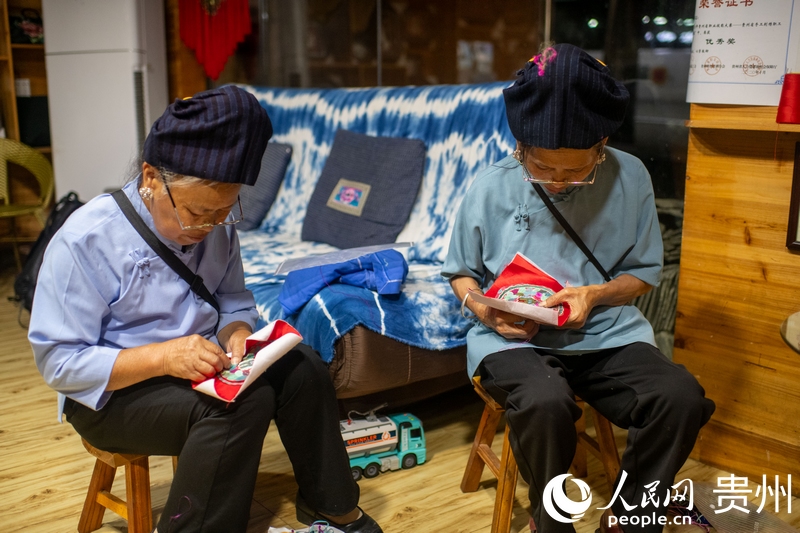 繡娘們正在趕制繡片。人民網(wǎng)記者 翁奇羽攝