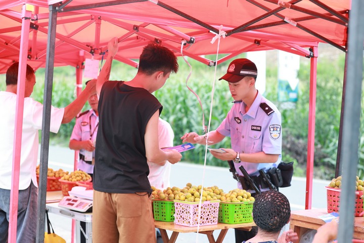 警員向群眾開(kāi)展防詐反詐宣傳。