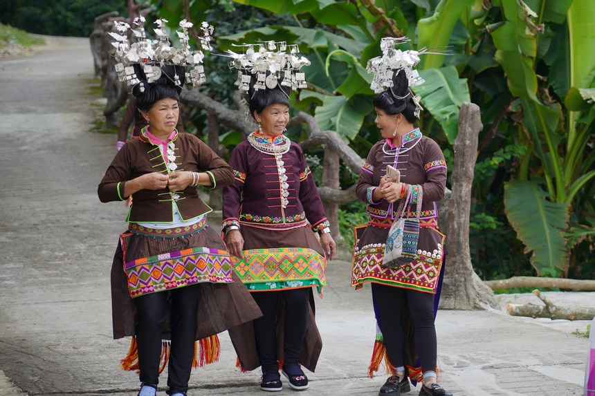 7月10日，李金英（中）與苗族婦女行走在貴州省丹寨縣排調(diào)鎮(zhèn)羊告村路上。