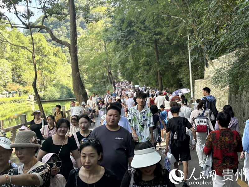 黔靈山公園內(nèi)游人如織。人民網(wǎng) 高華攝