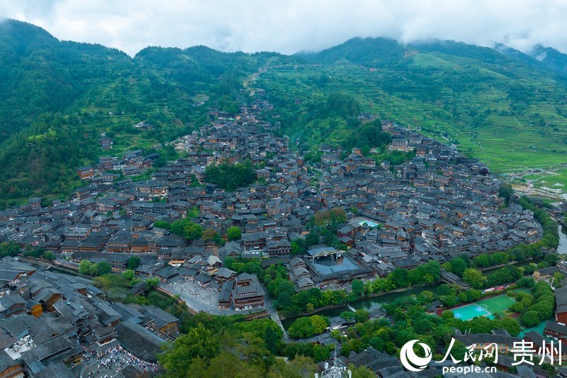 寨內(nèi)吊腳樓層層疊疊，依山而建，連綿成片，氣勢恢宏。人民網(wǎng) 陽茜攝.jpg