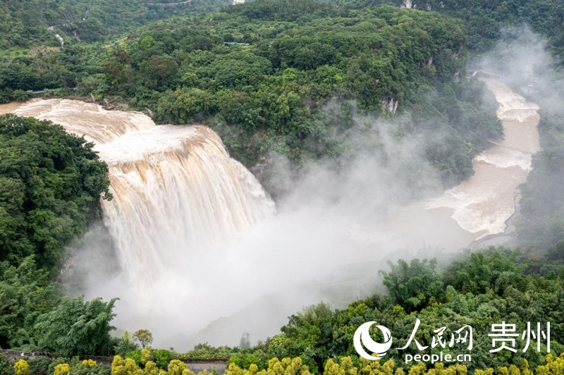 6月23日，黃果樹瀑布奔流而下、氣勢磅礴、蔚為壯觀。人民網(wǎng)記者 翁奇羽攝