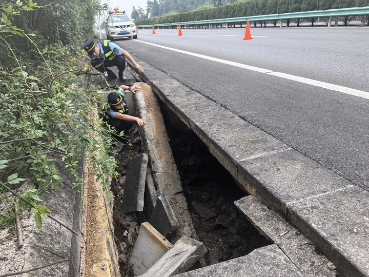 交通執(zhí)法人員巡查發(fā)現路基脫空隱患。人民網 李永馨攝