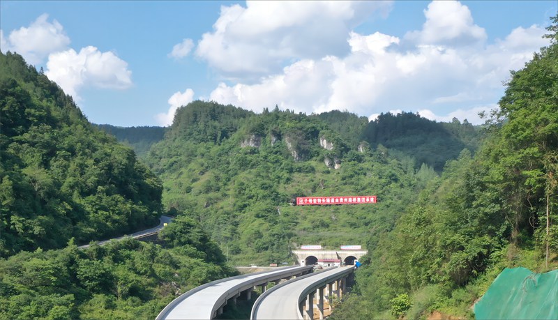 子母巖隧道洞口。貴州交建集團(tuán)所屬貴州路橋集團(tuán)供圖