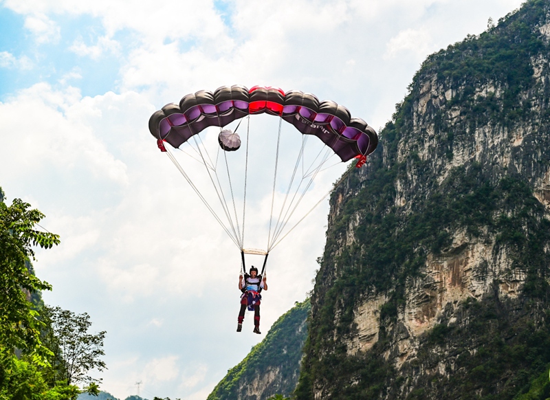 13世界極限運(yùn)動員挑戰(zhàn)世界第一高橋