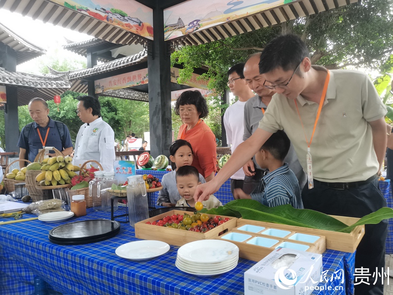 游客在品鑒水果。人民網(wǎng) 黃小桃攝