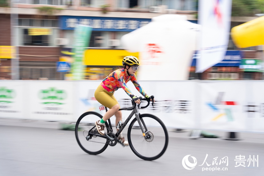 2024第八屆“多彩貴州”自行車聯(lián)賽（赤水站）比賽現(xiàn)場(chǎng)。人民網(wǎng)記者 涂敏攝