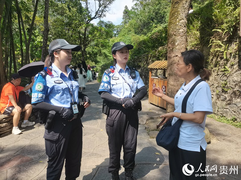 旅游警察女子中隊(duì)隊(duì)員在為游客答疑解難。人民網(wǎng) 黃小桃攝