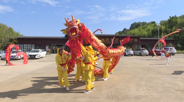 2圖為國慶活動繽彩紛呈。.jpg