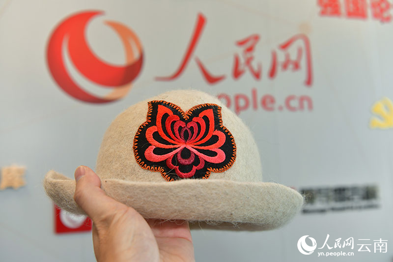 融入元謀彝族搟氈技藝與彝族刺繡制作的產(chǎn)品。人民網(wǎng)記者 任峰濤攝