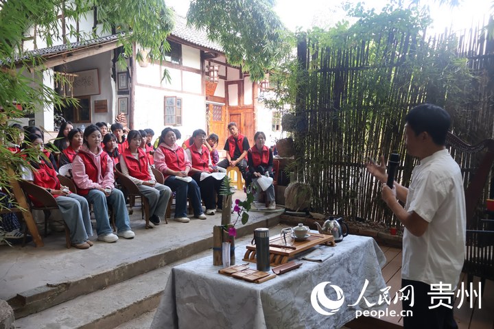 貴州省雙鉤書法非遺傳承人國家二級心理咨詢師劉楊向?qū)W生普及茶藝知識。袁堇豐攝