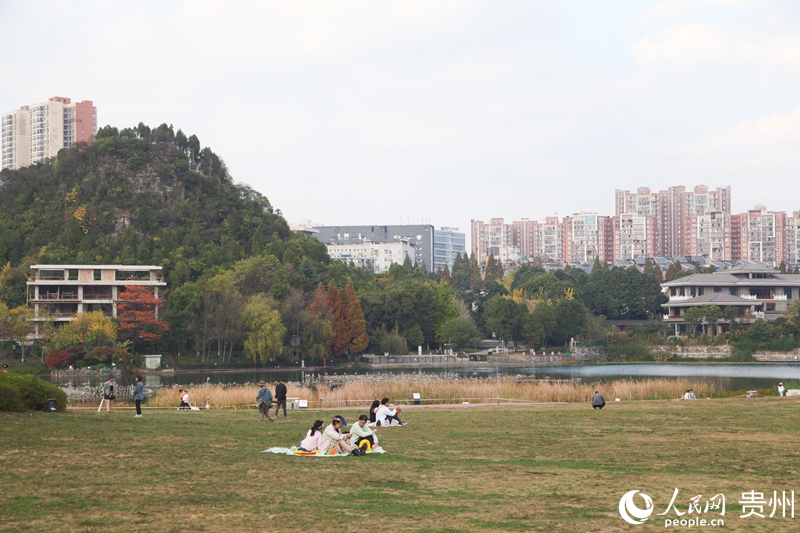 貴陽市白云區(qū)泉湖公園一角。人民網(wǎng) 龍章榆攝