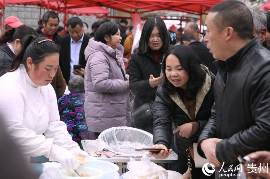 烏當區(qū)下壩鎮(zhèn)特色助農(nóng)集市人氣十足，購銷兩旺。人民網(wǎng) 龍章榆攝