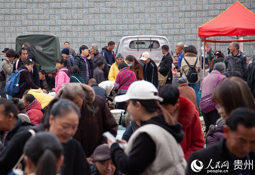 烏當(dāng)區(qū)下壩鎮(zhèn)特色助農(nóng)集市人氣十足，購銷兩旺。人民網(wǎng) 龍章榆攝