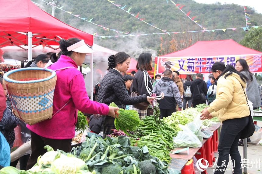 烏當(dāng)區(qū)下壩鎮(zhèn)特色助農(nóng)集市人氣十足，購銷兩旺。人民網(wǎng) 龍章榆攝