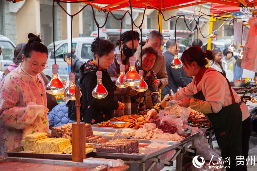 烏當(dāng)區(qū)下壩鎮(zhèn)特色助農(nóng)集市人氣十足，購銷兩旺。人民網(wǎng) 龍章榆攝