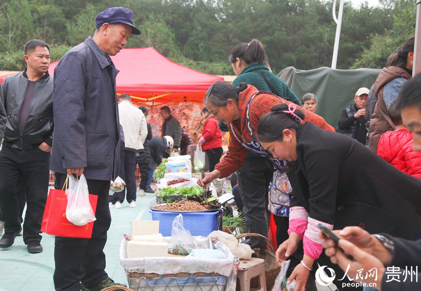 烏當區(qū)下壩鎮(zhèn)特色助農(nóng)集市人氣十足，購銷兩旺。人民網(wǎng) 龍章榆攝