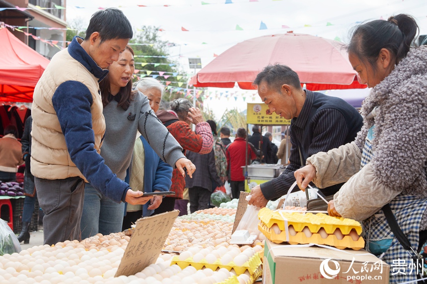 烏當(dāng)區(qū)下壩鎮(zhèn)特色助農(nóng)集市人氣十足，購(gòu)銷(xiāo)兩旺。人民網(wǎng) 龍章榆攝