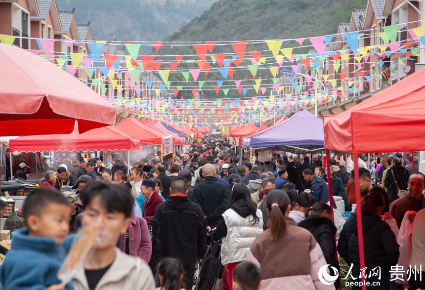 烏當區(qū)下壩鎮(zhèn)特色助農(nóng)集市人氣十足，購銷兩旺。人民網(wǎng) 龍章榆攝