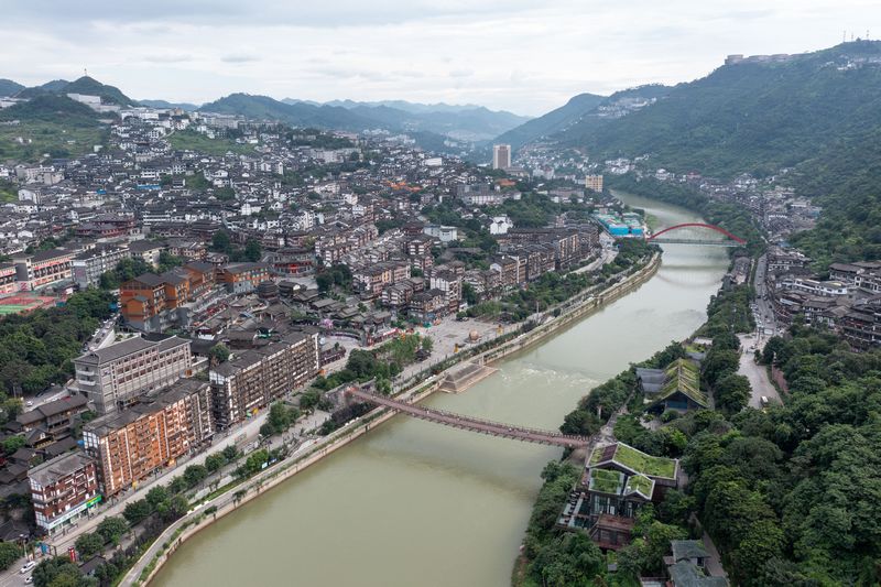 在仁懷市茅臺(tái)鎮(zhèn)，赤水河穿城而過。人民網(wǎng)記者 翁奇羽攝