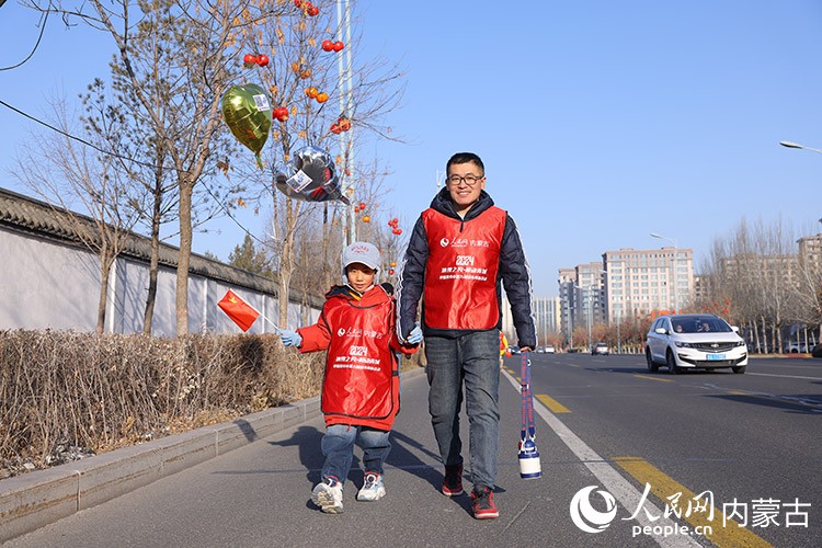 市民徒步迎接新年。人民網(wǎng)記者 寇雅楠攝