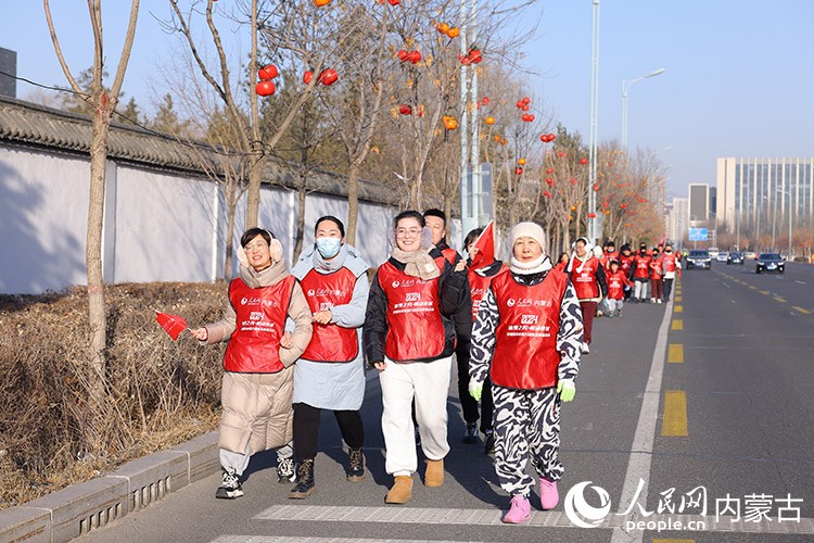 市民徒步迎接新年。人民網(wǎng)記者 寇雅楠攝