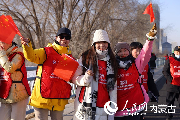 市民徒步迎接新年。人民網(wǎng)記者 富麗娟攝