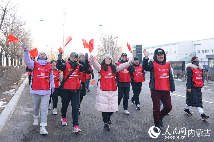 市民徒步迎接新年。人民網(wǎng)記者 劉藝琳攝