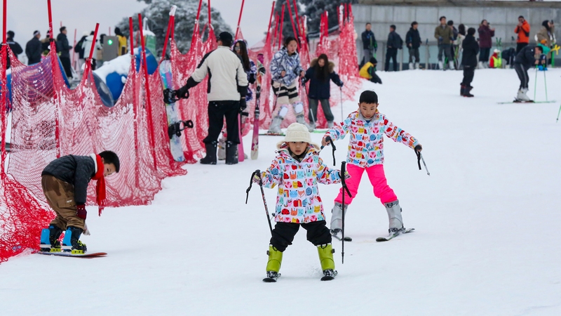 游客在玉舍雪山滑雪場(chǎng)滑雪。趙樺攝