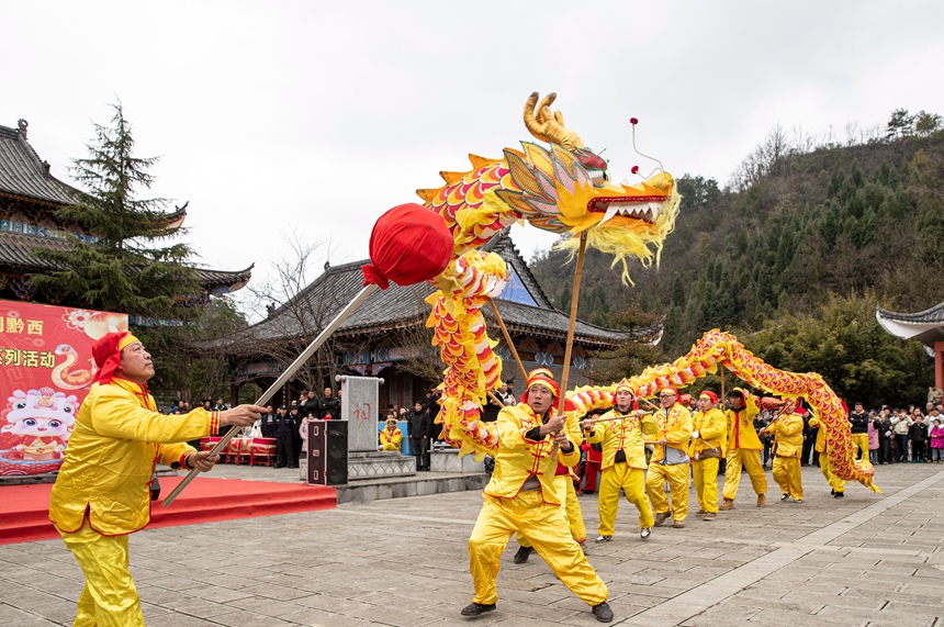 1月31日，村民在貴州省畢節(jié)市黔西市素樸鎮(zhèn)九龍山下的象祠廣場舞龍比賽。