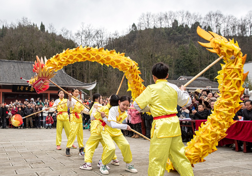 1月31日，學生隊在貴州省畢節(jié)市黔西市素樸鎮(zhèn)九龍山下的象祠廣場舞龍比賽。