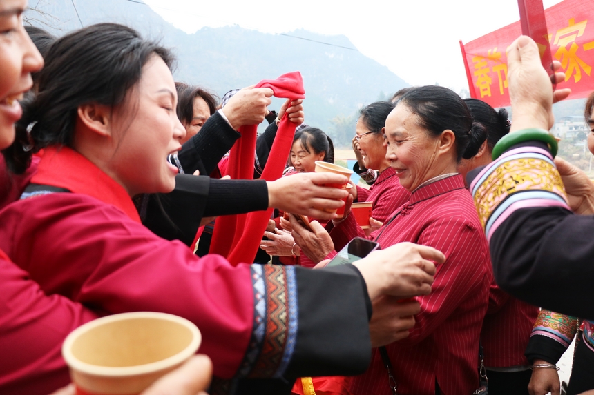 大年初三羅甸縣沫陽(yáng)村姑媽回娘家活動(dòng)。莫昌玉攝