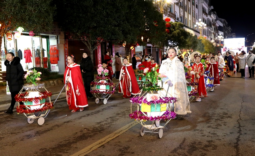 滾燈車(chē)。向天祥攝