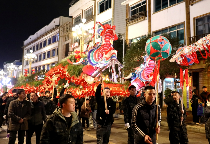 龍燈巡游。向天祥攝