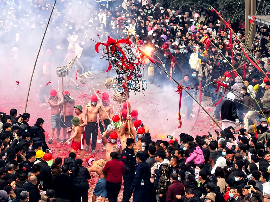 迎接鞭炮的洗禮，期待來年平安喜樂。覃冠中攝