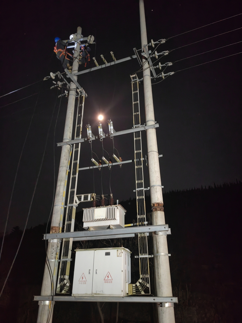 南方電網(wǎng)興仁供電局工作人員對興仁市雨樟鎮(zhèn)片區(qū)3條10千伏線路進行施工建設(shè)。 陳子健 攝.jpg